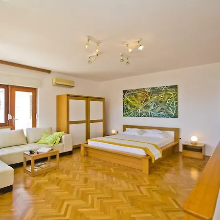 Castle Stambuk חוואר