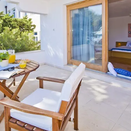 Castle Stambuk חוואר