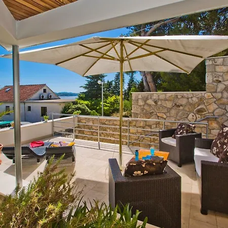 Castle Stambuk חוואר