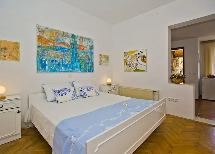 Castle Stambuk * هفار