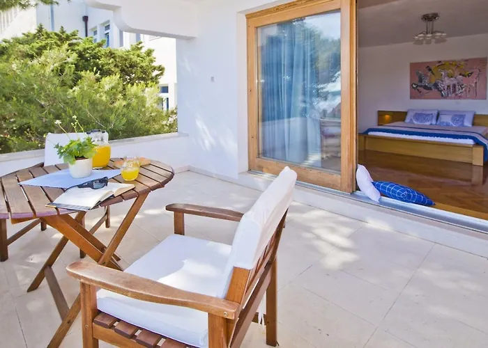 Castle Stambuk هفار